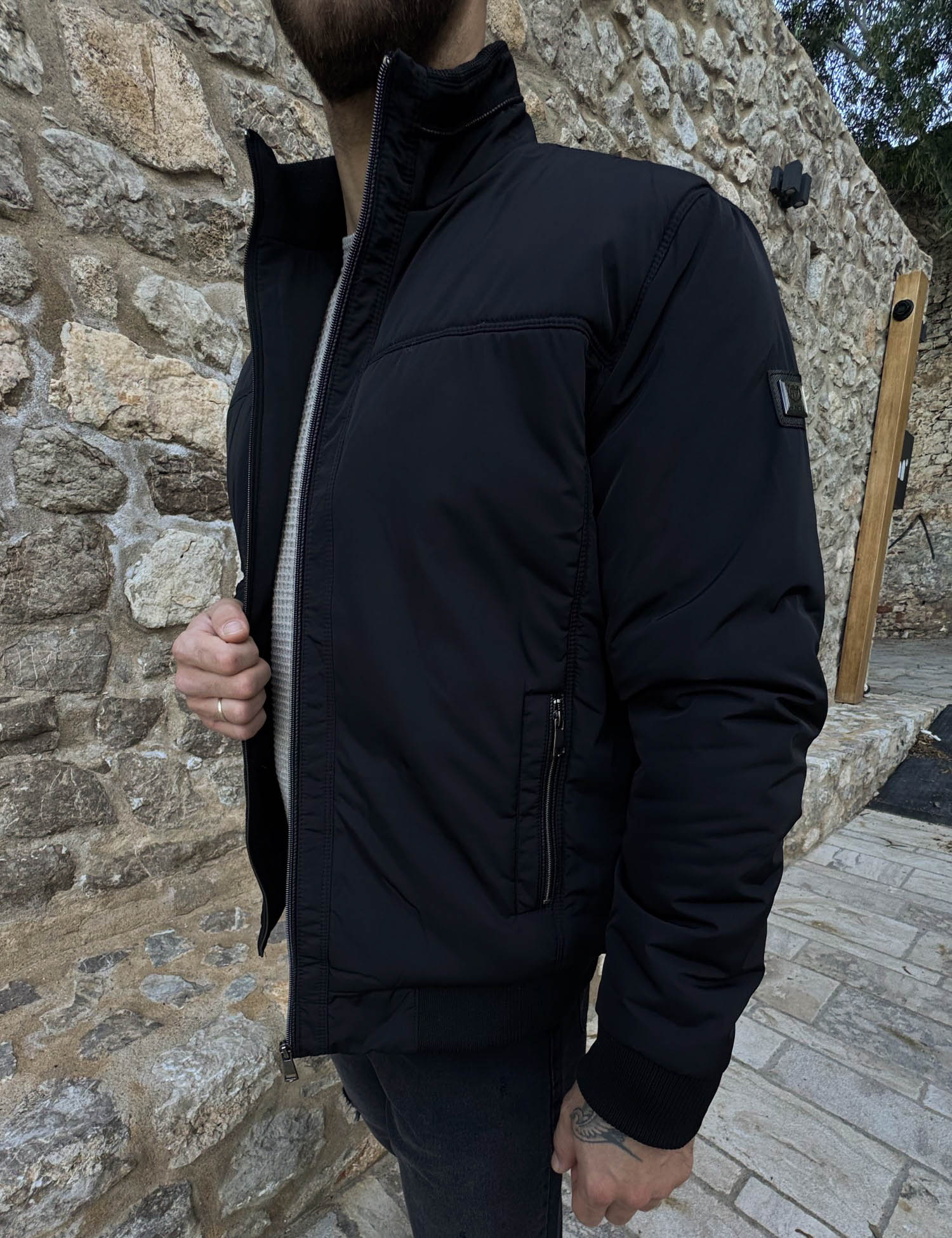 Ανδρικό μαύρο μπουφάν με γιακά και λάστιχο HM264044M φωτογραφία